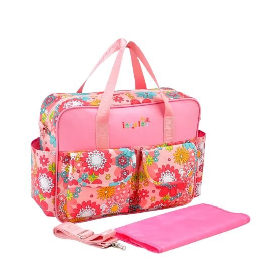 Le Sac à langer bébé - Girly présente un motif floral rose, plusieurs poches, des poignées roses, une bandoulière amovible et comprend un matelas à langer assorti, idéal pour les mamans modernes qui veulent à la fois style et praticité.