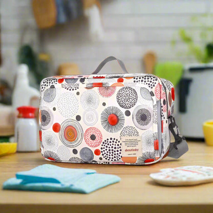 Le Sac à langer bébé | Poussette est une trousse de toilette rectangulaire avec fermeture éclair, poignée, bandoulière amovible et motif circulaire coloré, idéale comme sac de transport pour poussette ou pour transporter des accessoires de bébé n'importe où.