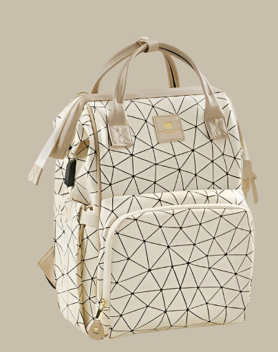 Le Sac à Langer dos est un sac à dos à motifs parfait pour les sorties en famille, doté de plusieurs compartiments dont une partie arrière, un port de chargement et un rangement intérieur spécial. Le texte français met en valeur ces caractéristiques avec un fond végétal, idéal pour les parents modernes en déplacement.