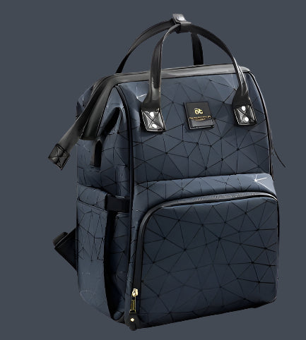 Le « Sac à Langer dos » est un sac à dos noir au motif géométrique, parfait pour les parents modernes. Il comprend un port de chargement, un compartiment pour téléphone, une poignée de transport et un espace arrière pour les objets roulés. Le fond présente un rideau blanc et une plante verte avec du texte en français sur l'image.