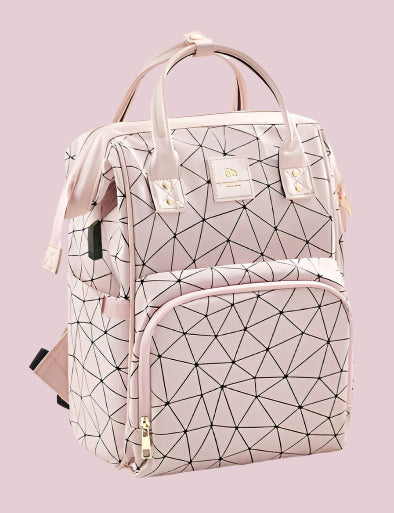 Le Sac à Langer dos est un sac à dos rose à motifs géométriques idéal pour les sorties en famille, doté d'un port de chargement USB, d'un compartiment spécial avec serviettes roulées, d'un compartiment arrière et d'un message en français "Avec Crochet pour Transport" soulignant son crochet de transport. Fond de rideau blanc inclus.