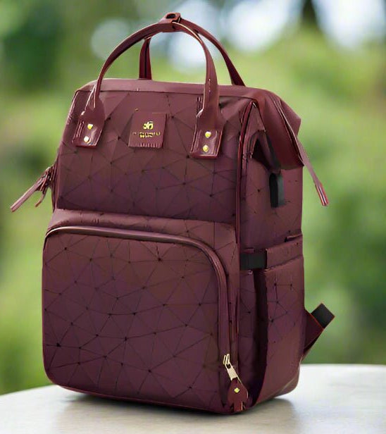 Le Sac a Langer dos | LifeEscape™ est un sac à dos marron avec un motif géométrique, des fermetures éclair dorées, des poches avant et latérales, et des poignées supérieures - parfait pour les parents modernes en déplacement.