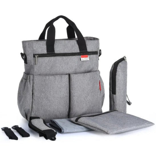 Le Sac à Langer - Fourre-tout gris est doté de poignées noires, de plusieurs poches et est livré avec un matelas à langer, un porte-bouteille isotherme, une pochette et deux attaches de sangle - un choix moderne idéal pour les parents.