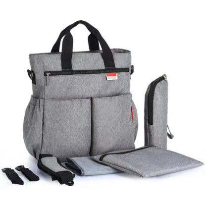 Le Sac à Langer - Fourre-tout gris est doté de poignées noires, de plusieurs poches et est livré avec un matelas à langer, un porte-bouteille isotherme, une pochette et deux attaches de sangle - un choix moderne idéal pour les parents.