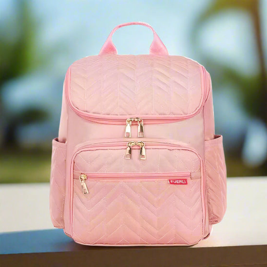 Le sac à dos à langer Sac Bebe à Langer allie harmonieusement élégance et fonctionnalité avec son design matelassé à chevrons. Il comprend deux compartiments principaux zippés, des poches latérales, une petite poche avant zippée et de luxueuses tirettes de fermeture éclair dorées et une poignée supérieure pour une touche élégante.