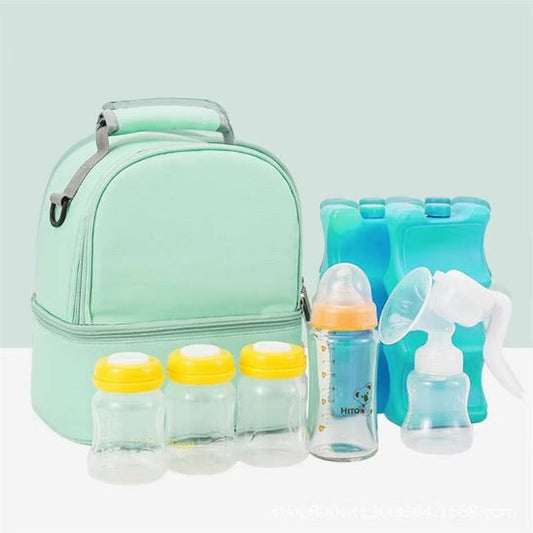 Le Sac Bébé - Petit en vert menthe, doté de deux compartiments, est présenté avec quatre biberons (couvercles jaunes), un biberon transparent avec tétine, un tire-lait manuel et trois packs de congélation bleus, parfaits pour les performances thermiques.