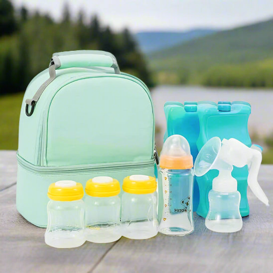 Le Sac Bébé - Petit en vert menthe, doté de deux compartiments, est présenté avec quatre biberons (couvercles jaunes), un biberon transparent avec tétine, un tire-lait manuel et trois packs de congélation bleus, parfaits pour les performances thermiques.