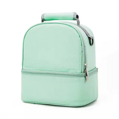 Le Sac Bébé - Petit est un sac bébé vert clair doté de deux compartiments, d'une poignée supérieure et de deux fermetures éclair. Présenté sur un fond blanc uni, il offre une performance thermique optimale pour conserver la fraîcheur des repas.