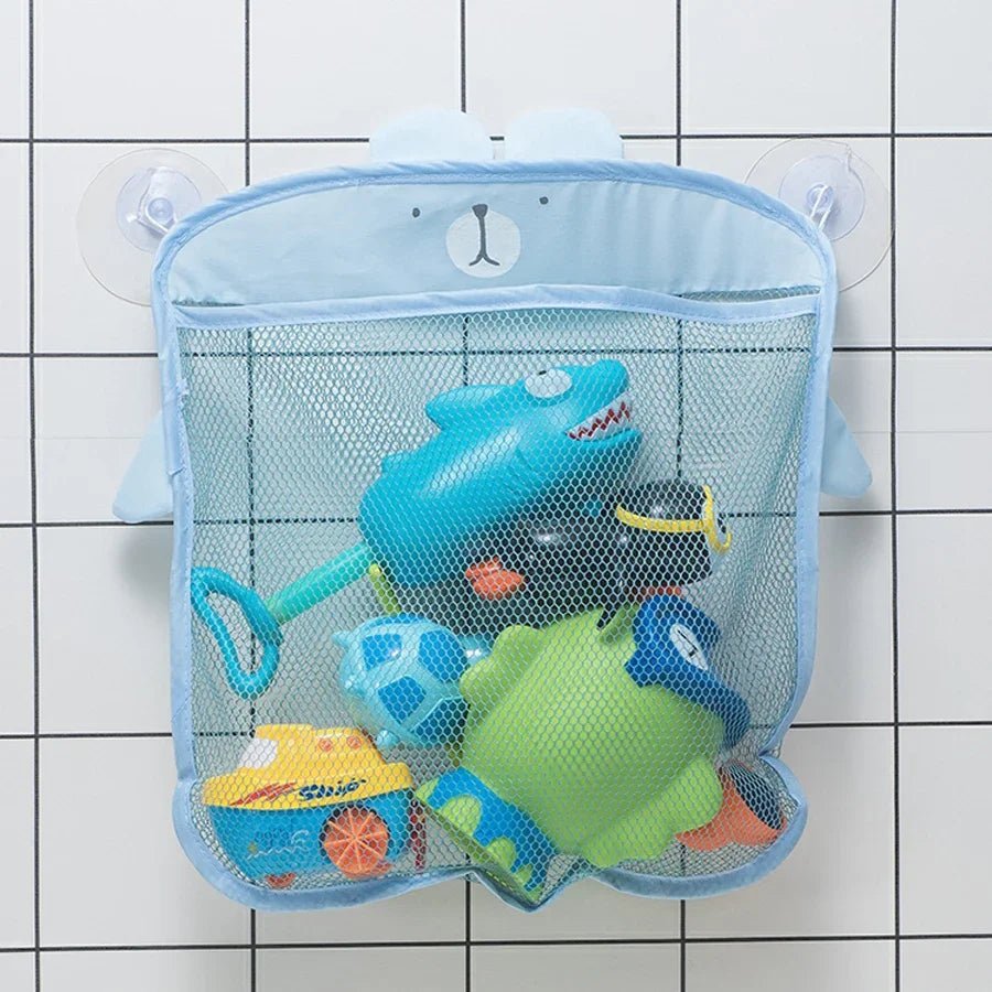 Le sac de rangement - jouet de bain, en forme d'ours, se fixe aux murs carrelés et maintient votre salle de bain organisée en contenant soigneusement des jouets de bain colorés tels qu'un avion bleu, une grenouille verte et un bateau jaune.
