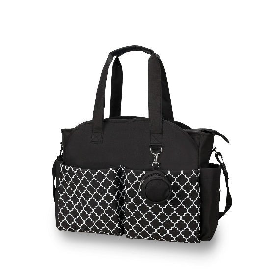 Le Sac pour Maternité est un sac noir de grande capacité avec deux poches avant présentant un design géométrique blanc, une fermeture éclair sur le dessus, des poignées noires, une bandoulière amovible et un accessoire rond sur le devant.