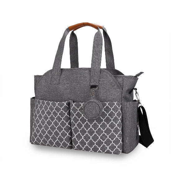 Le Sac pour Maternité est un sac fourre-tout gris avec des poches avant géométriques, des poignées décoratives marron, un porte-clés rond, une bandoulière noire réglable et une grande capacité - polyvalent et parfait pour un usage quotidien.