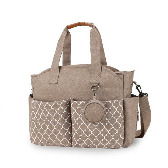 Le Sac pour Maternité est un sac en tissu beige de grande capacité, doté de deux poches avant à motifs, de deux poignées, d'une bandoulière amovible et d'une pochette ronde pour accessoires attachée sur le devant.